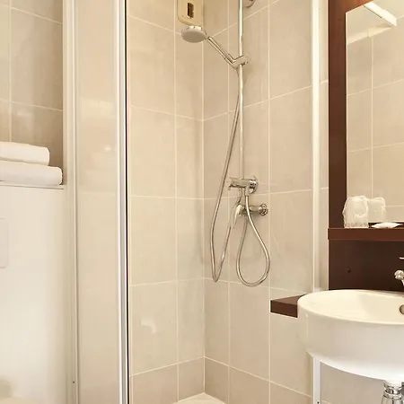 Kyriad Direct Perpignan Nord - Aeroport 2*